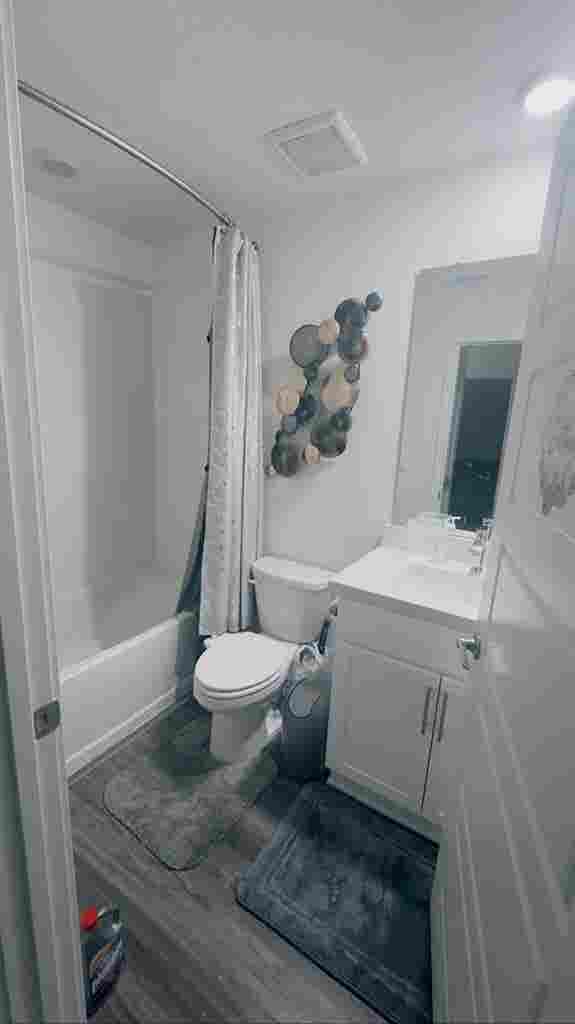 Room in a brand new townhouse