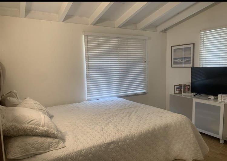 Beautiful spacious room in Orange