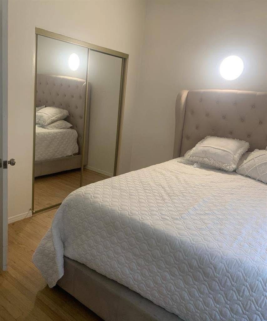 Beautiful spacious room in Orange