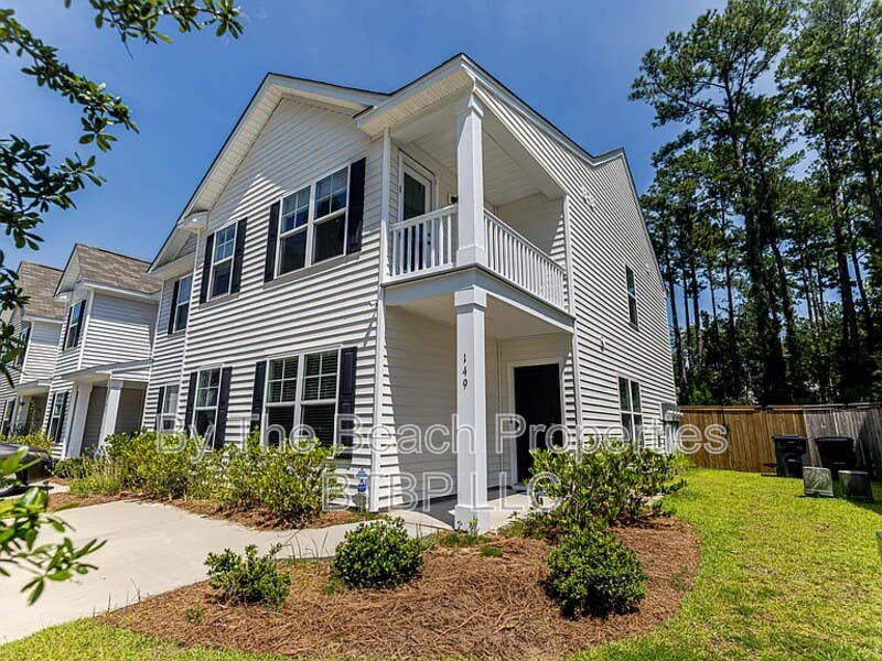 Private room in 4 bedroom townhouse