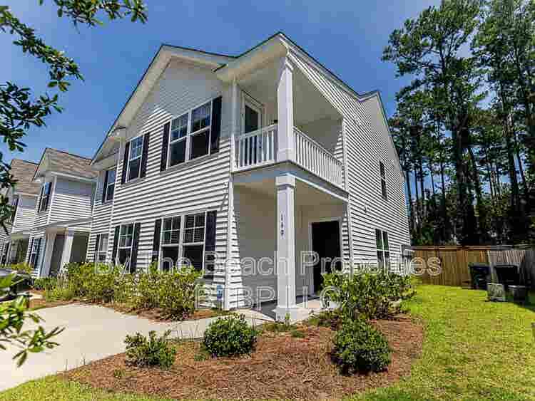 Private room in 4 bedroom townhouse