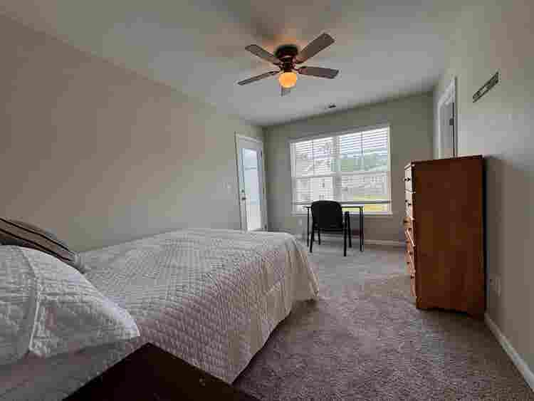 Private room in 4 bedroom townhouse