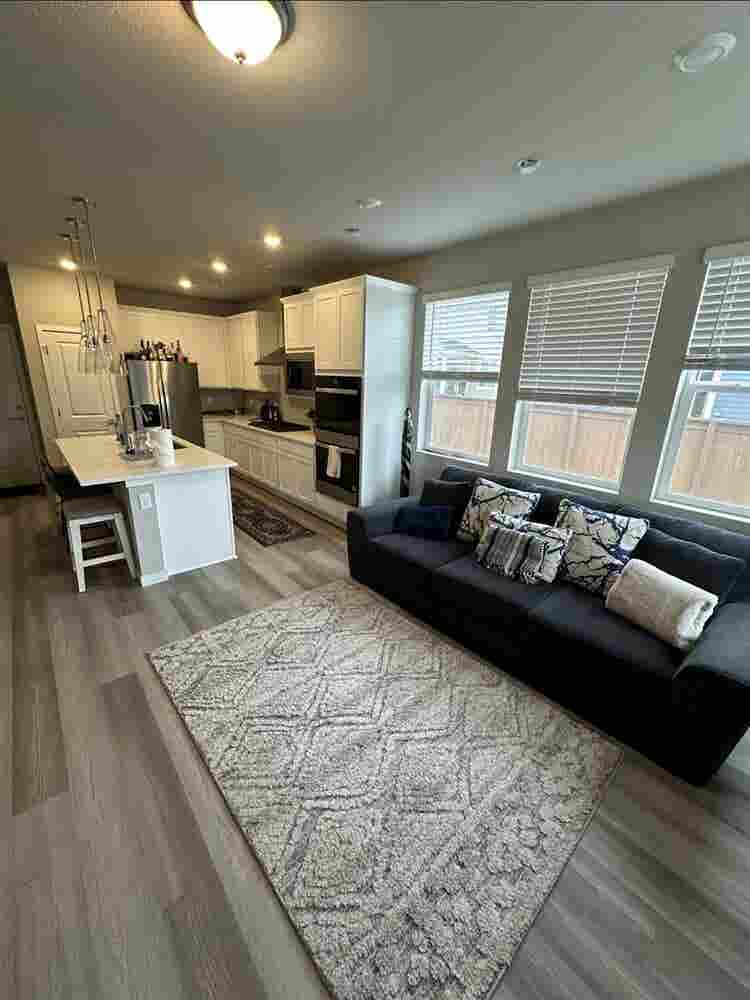 Main Br w/private bath for rent