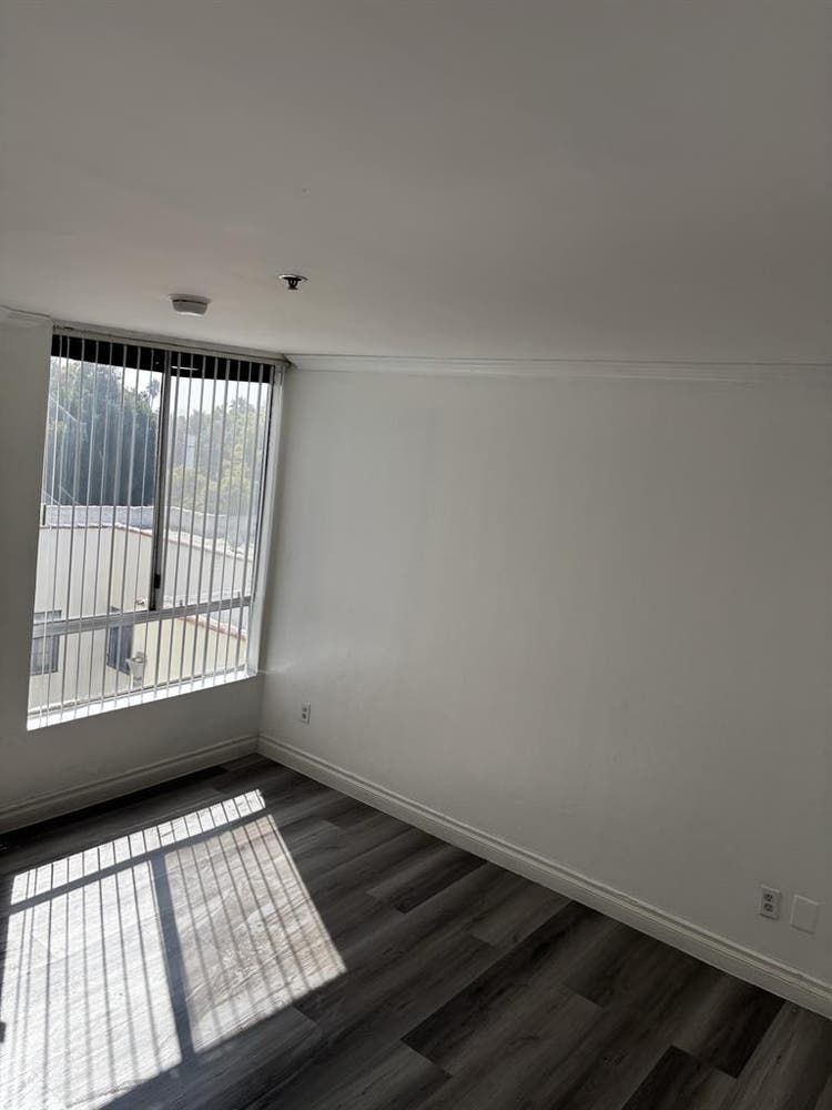 Spacious room for rent  no depo