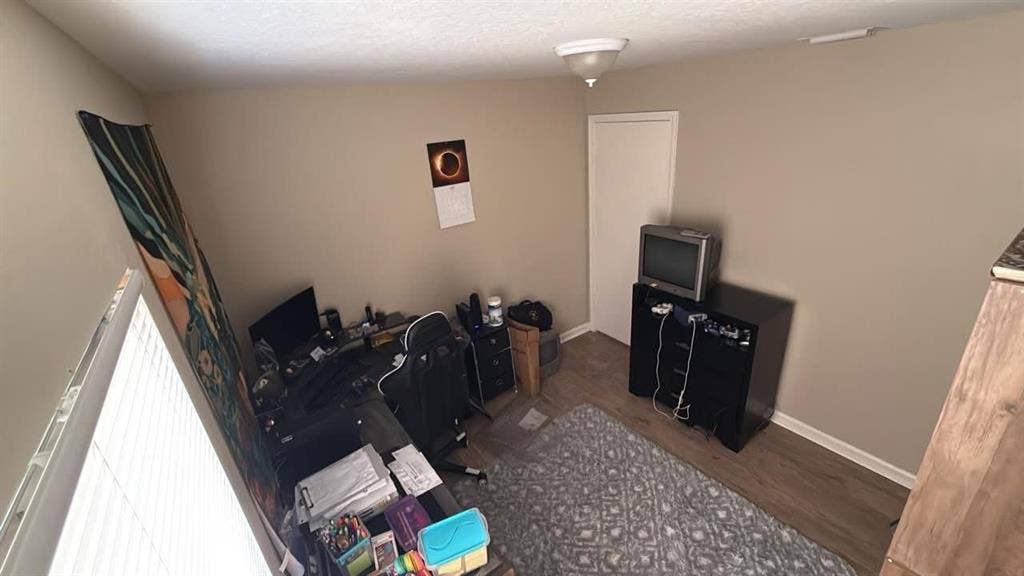 2 rooms & 
shared bathroom available