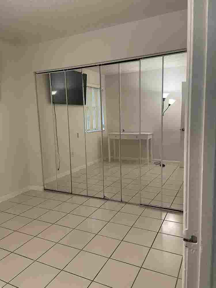 Cozy Room in Miami – Half Bath