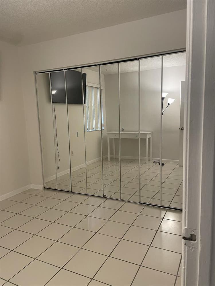 Cozy Room in Miami – Half Bath