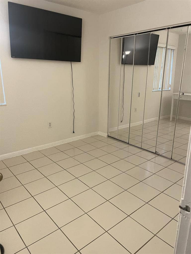 Cozy Room in Miami – Half Bath
