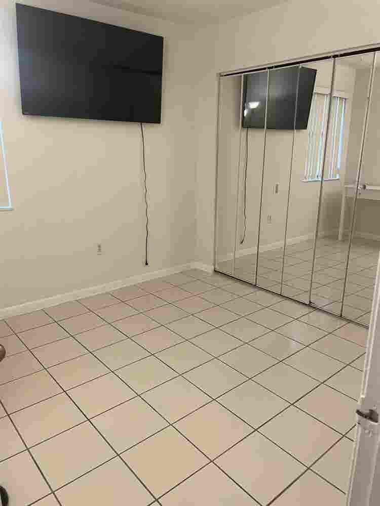 Cozy Room in Miami – Half Bath