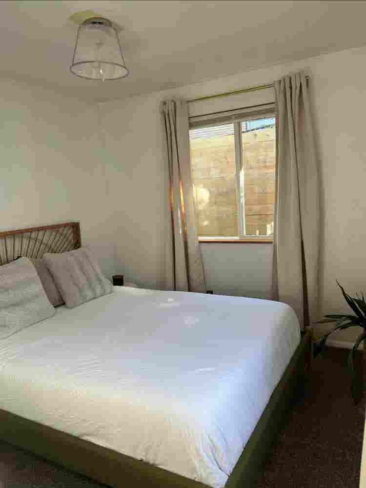 Average sized bedroom area for rent