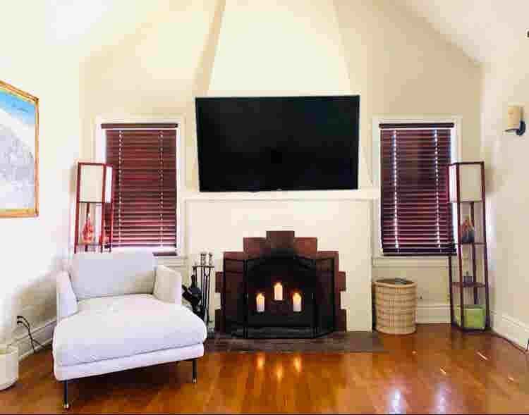 Spacious furnished room in Tower