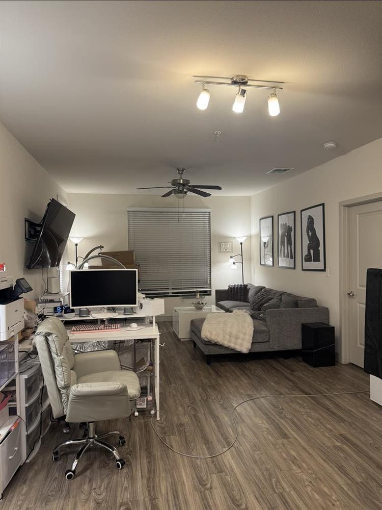 Looking for Roomate
