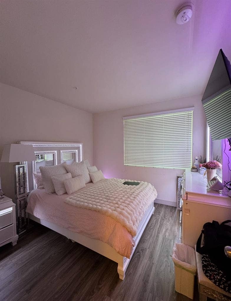 Looking for Roomate