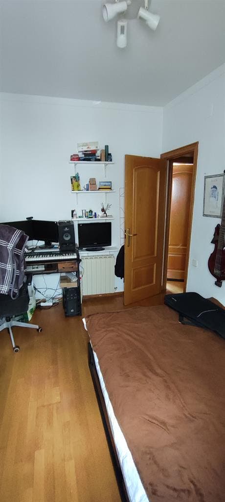 Habitación luminosa ático Guinardó