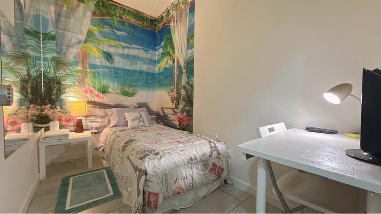 Cozy clean Private bedroom