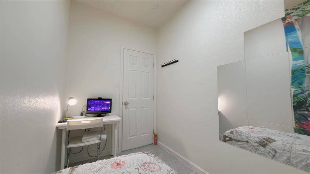 Cozy clean Private bedroom