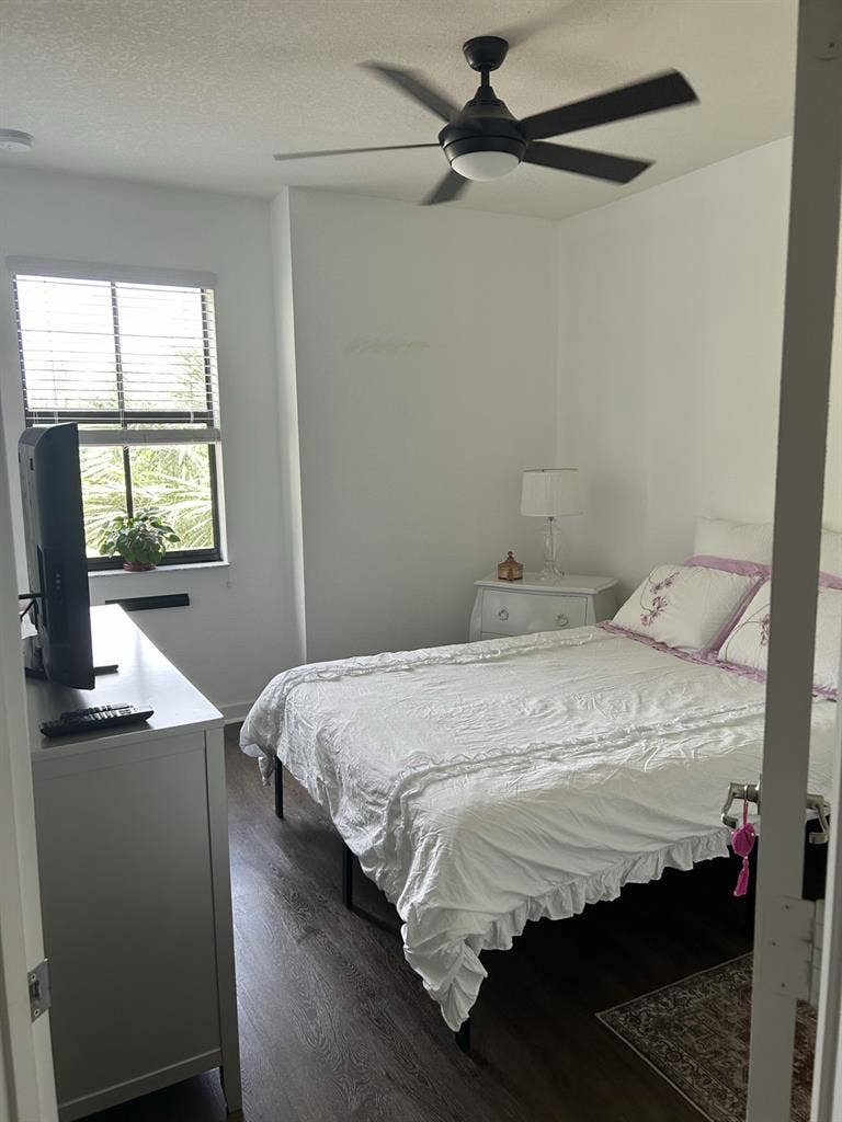 LOOKING FOR A FEMALE ROOMMATE