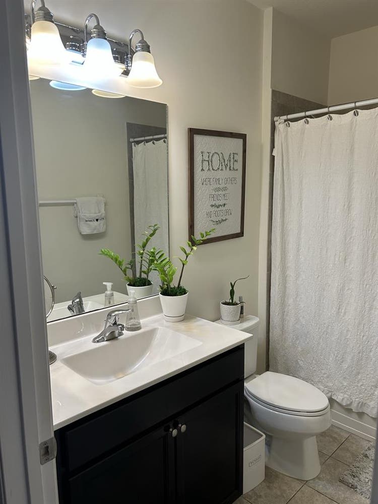 LOOKING FOR A FEMALE ROOMMATE