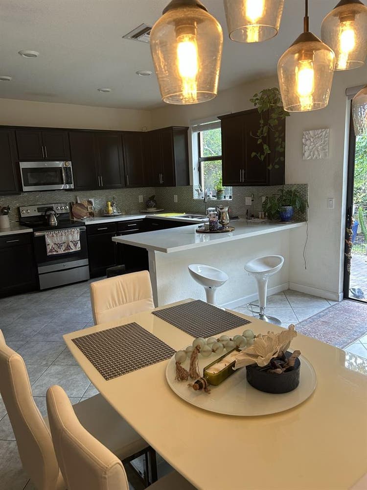 LOOKING FOR A FEMALE ROOMMATE