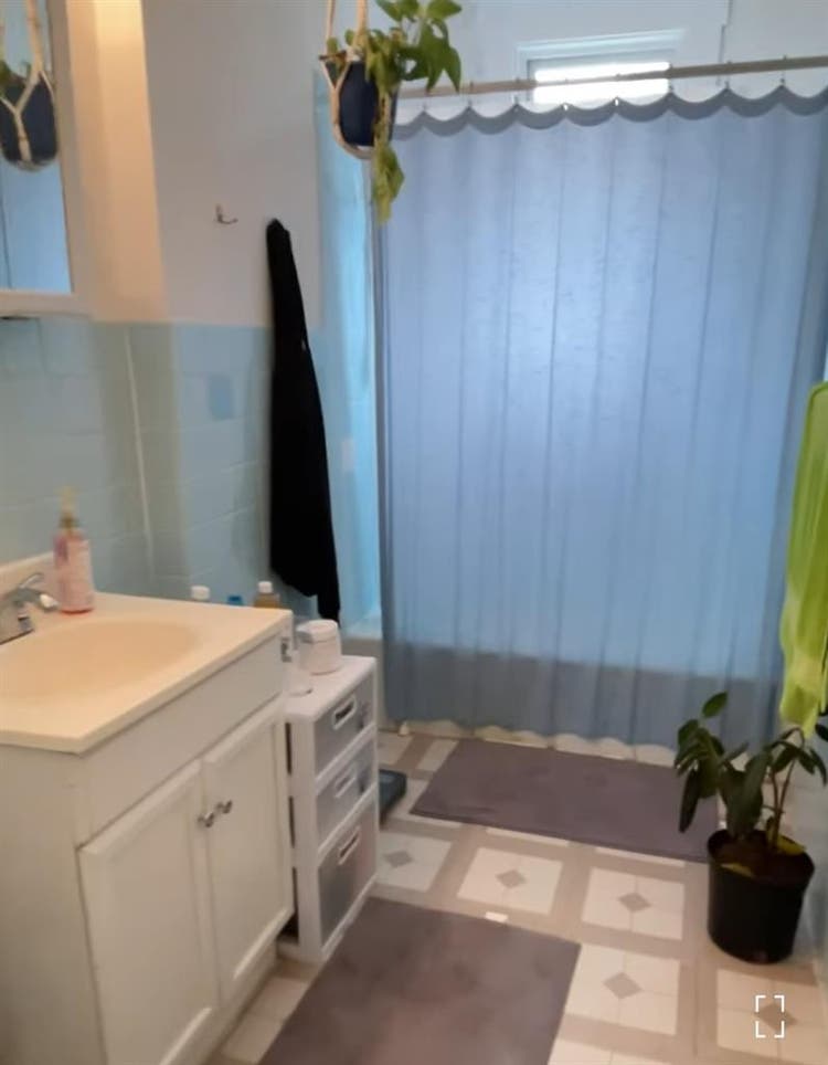 Looking for female roommate