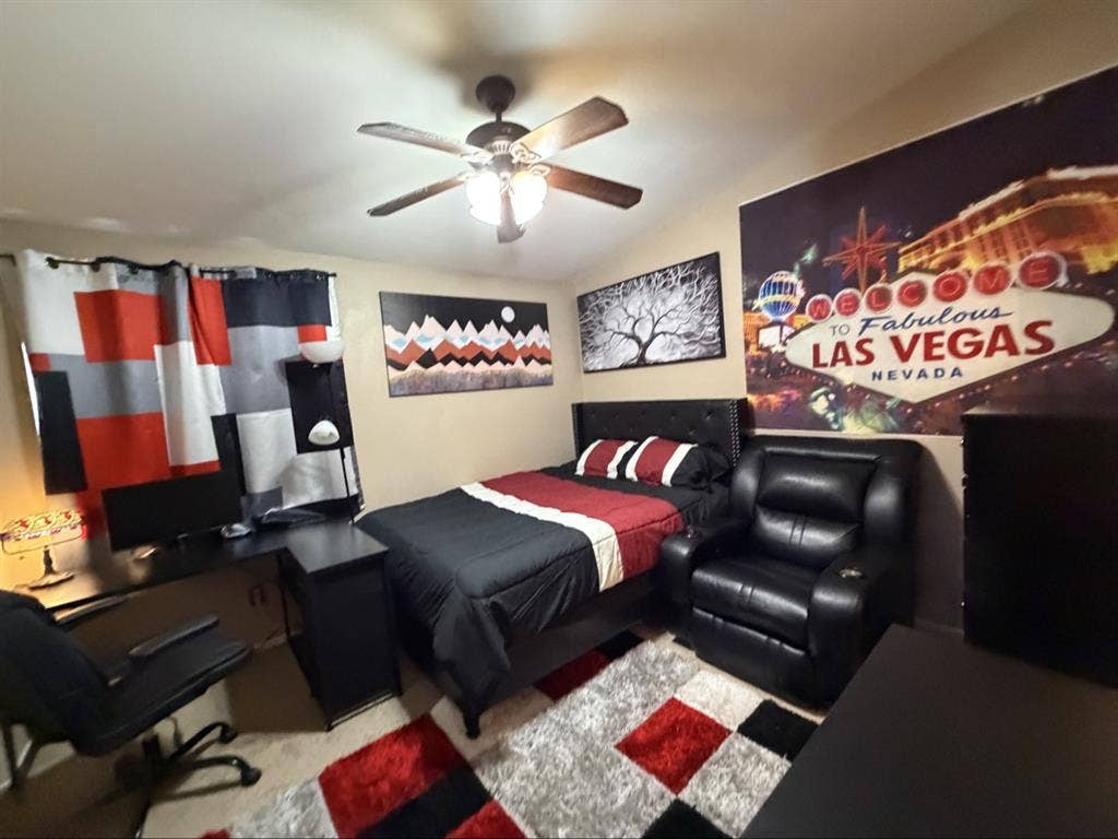 Upscale/pvt bath/fireplace/” tv/!