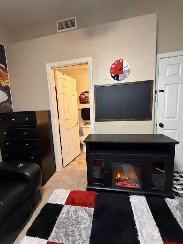Upscale/pvt bath/fireplace/” tv/!