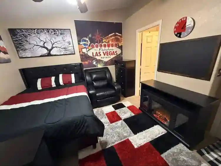 Upscale/pvt bath/fireplace/” tv/!