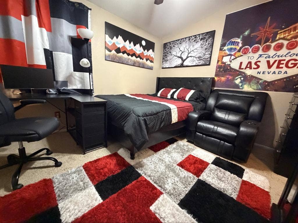 Upscale/pvt bath/fireplace/” tv/!