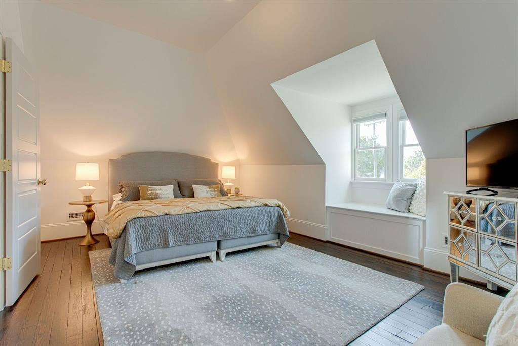 Free Rent- Walk Dogs-private br,br