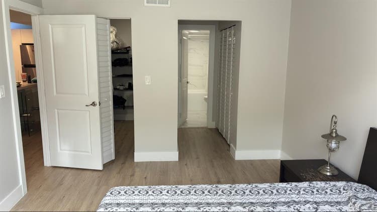 Room /bathroom /2 closets