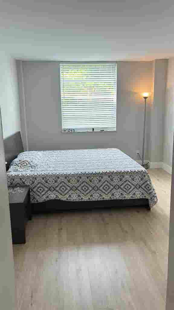 Room /bathroom /2 closets