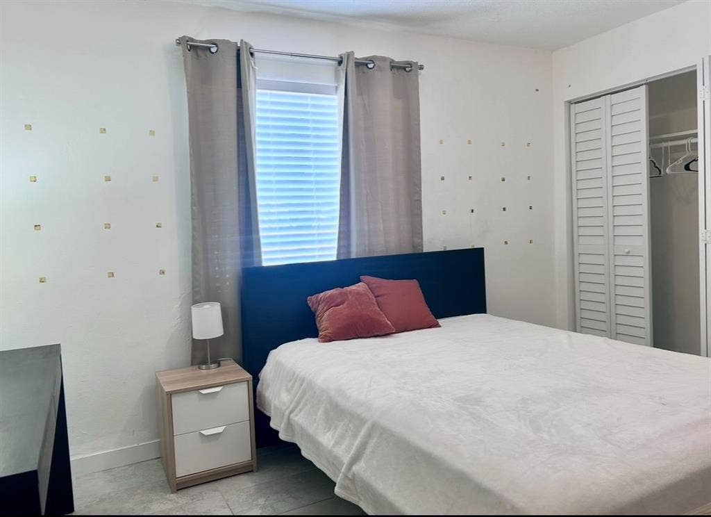 Private Room ( Edgewater Midtown )