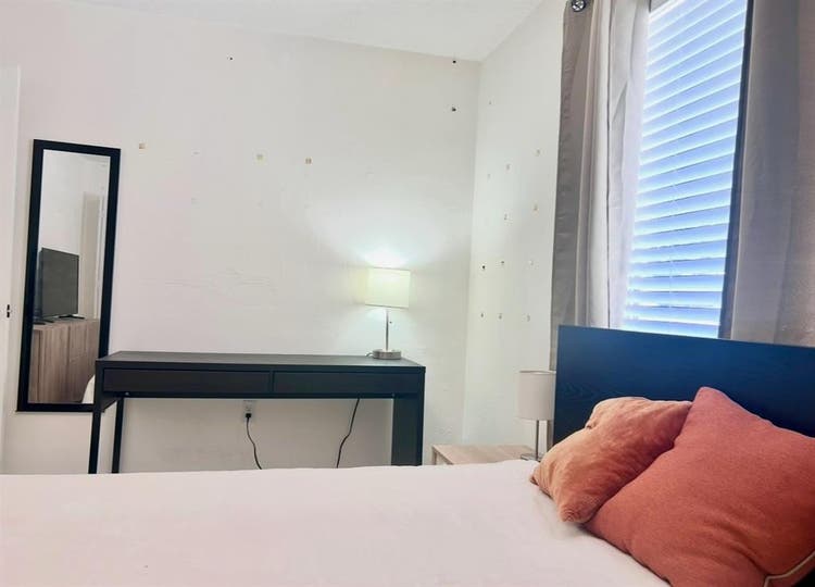 Private Room ( Edgewater Midtown )