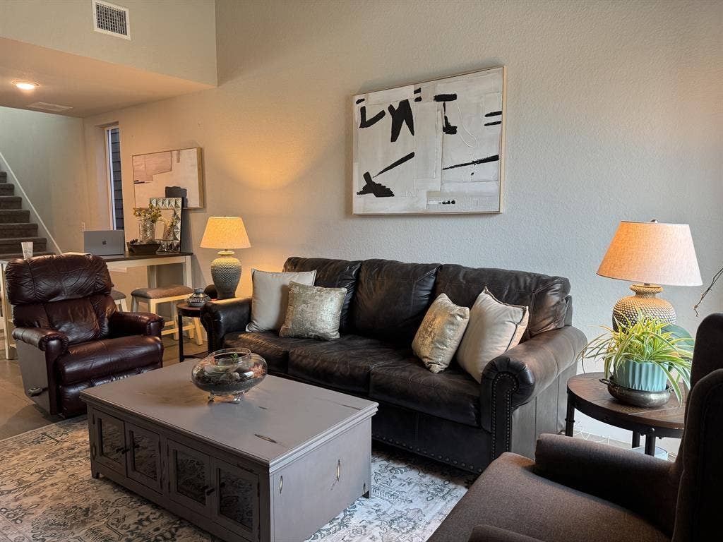 Spacious Furn Room Private Bathroom