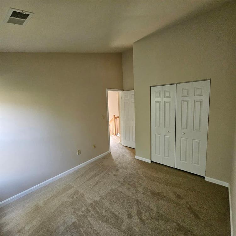 Rooms for rent in townhouse