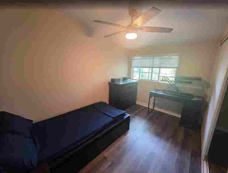 Furnished Single Room Shared Bathrm
