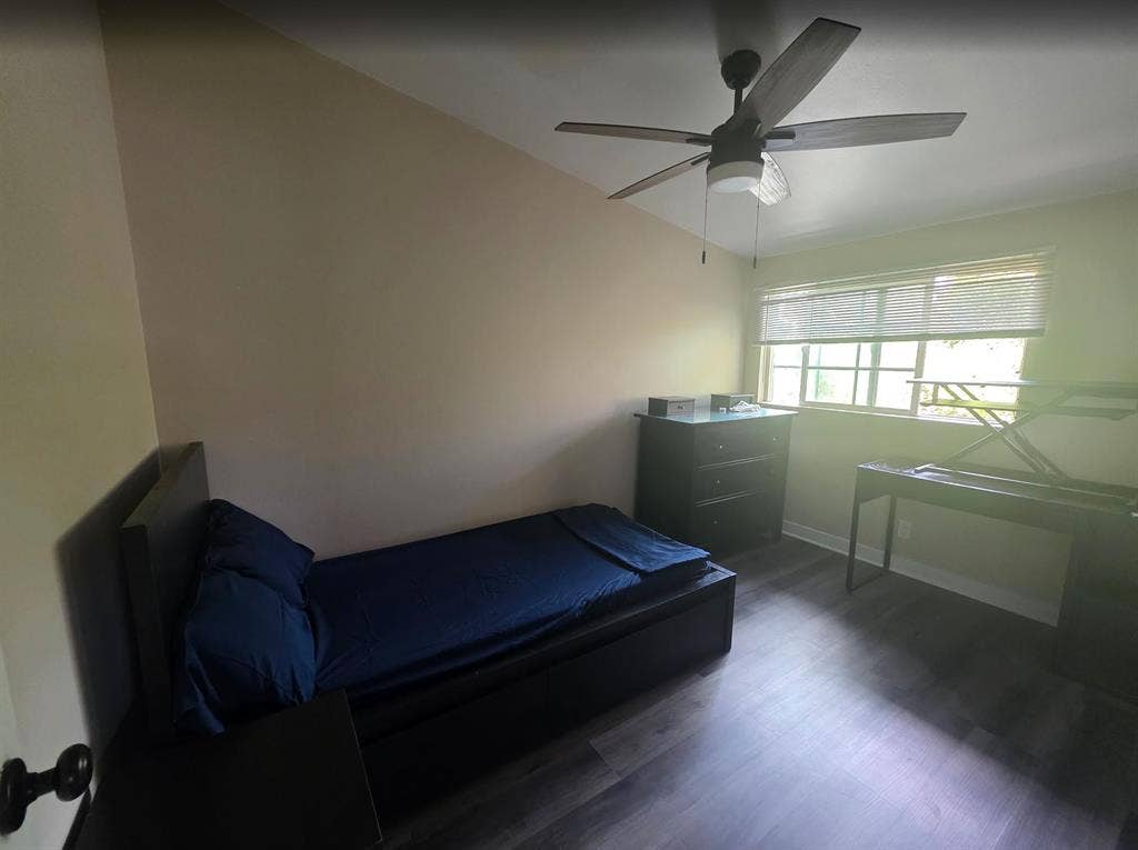 Furnished Single Room Shared Bathrm