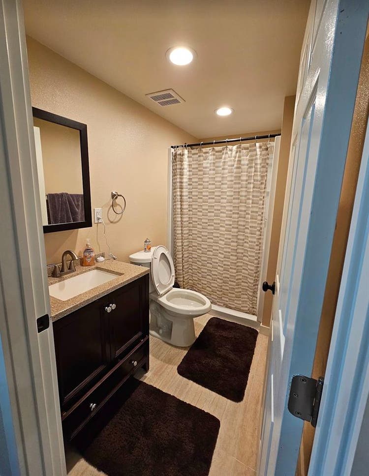 Furnished Single Room Shared Bathrm