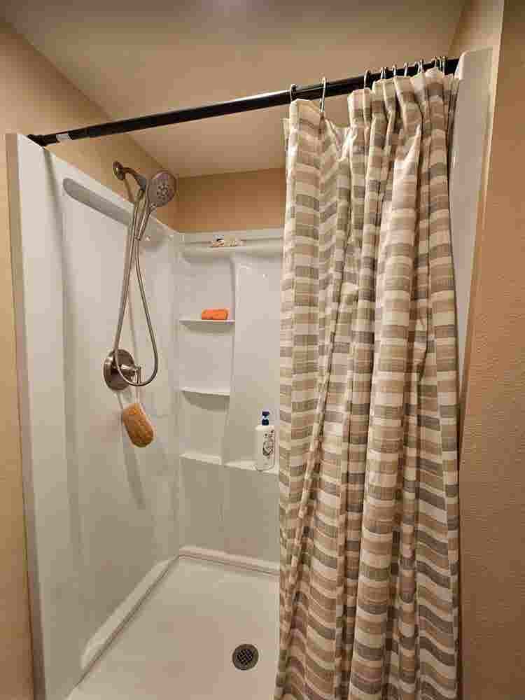 Furnished Single Room Shared Bathrm