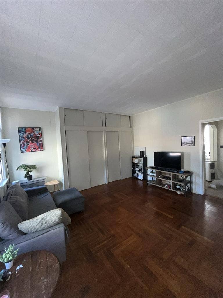 Room in LIC