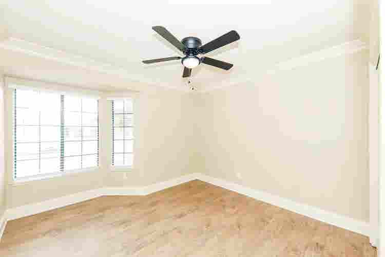 spacious Master Bedroom for Rent