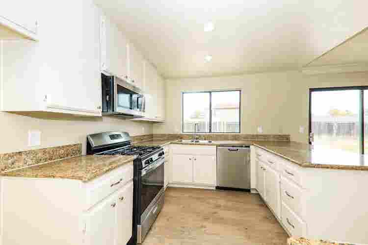 spacious Master Bedroom for Rent