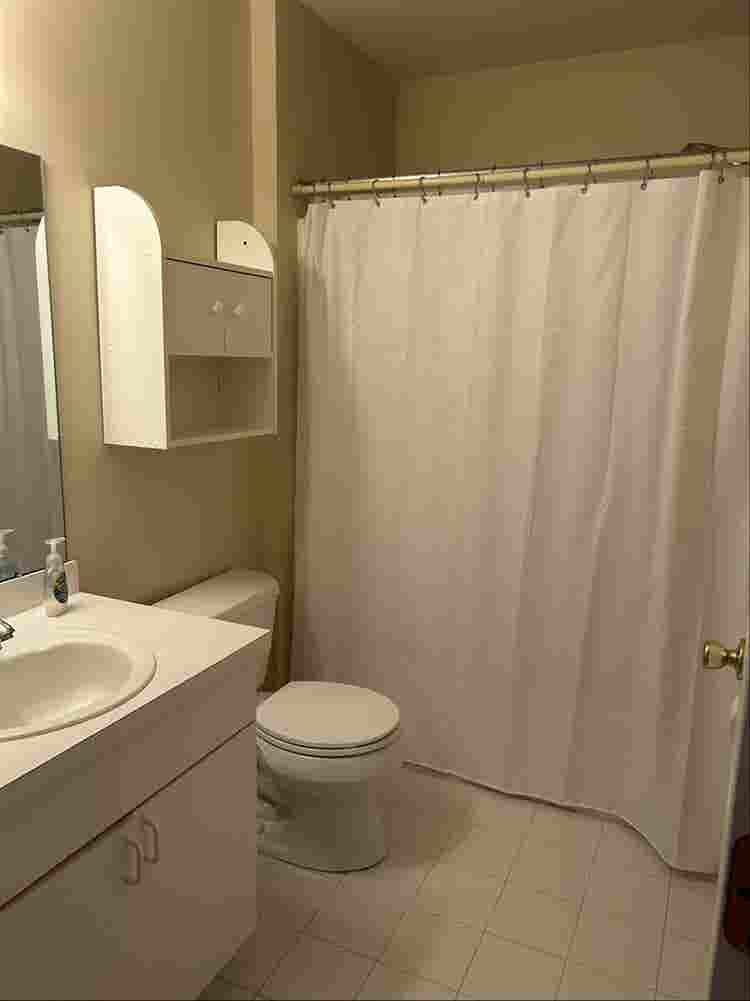 Female Roommate for private floor