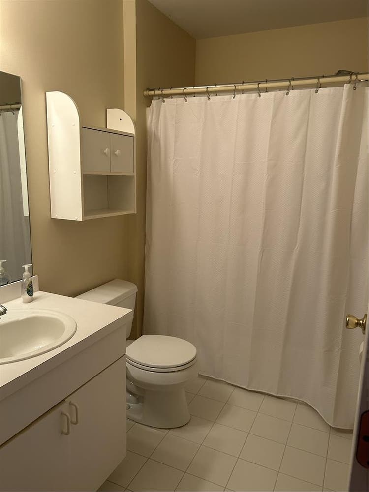 Female Roommate for private floor
