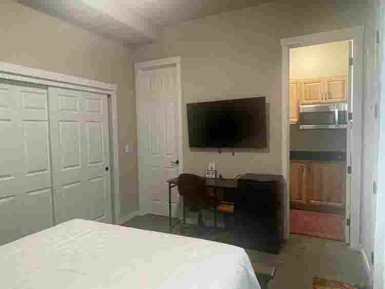 B w/ kitchen available for rent