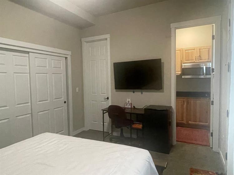 B w/ kitchen available for rent