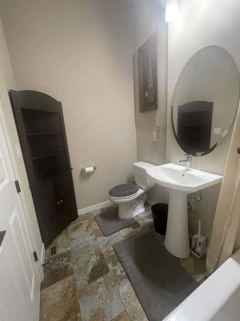 B w/ kitchen available for rent