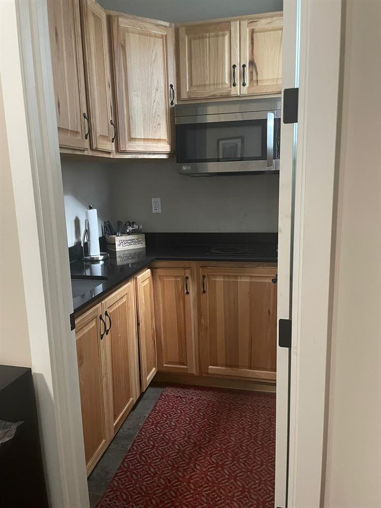 B w/ kitchen available for rent
