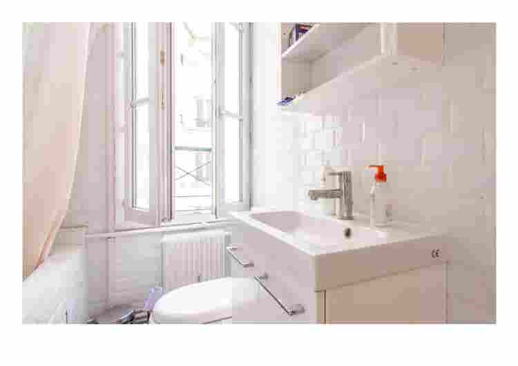 Light/airy room in heart of Paris