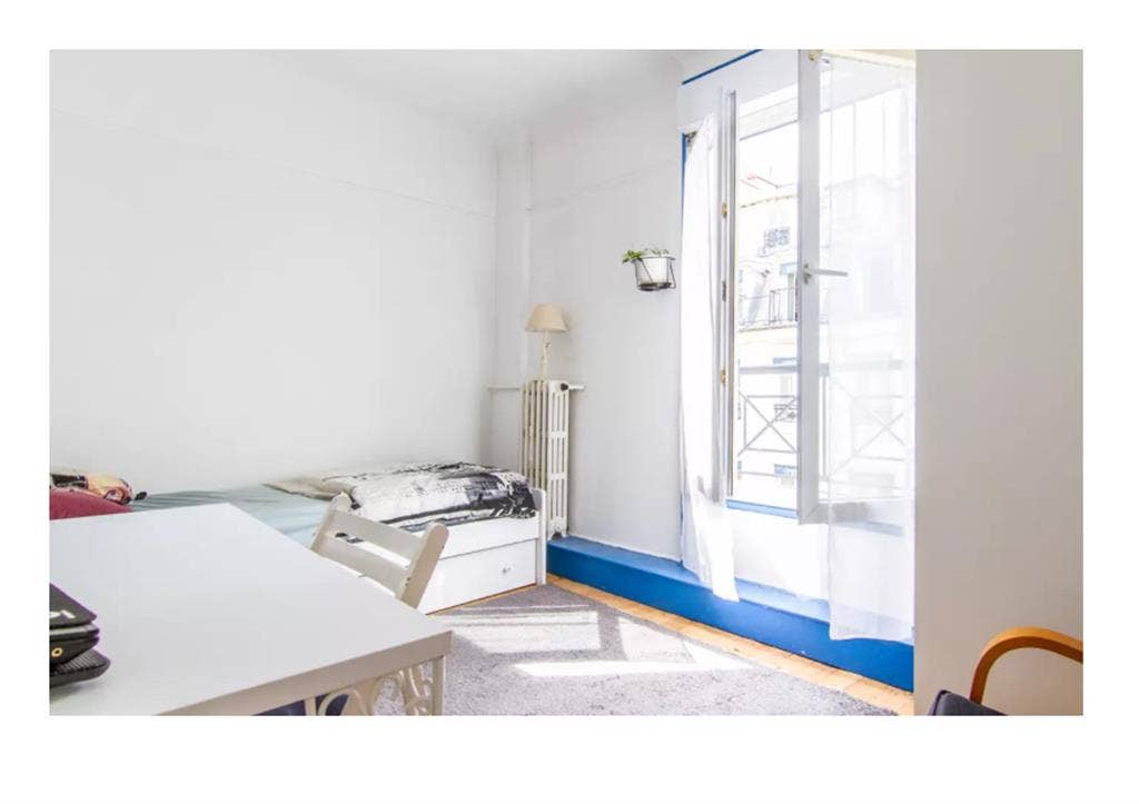Light/airy room in heart of Paris